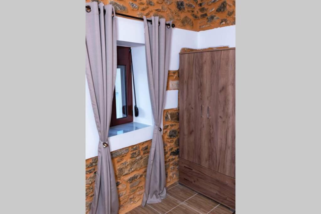 Paraspori Traditional Home With View Exterior foto