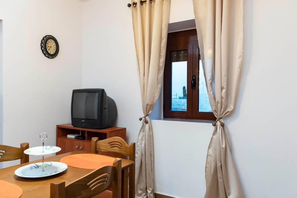 Paraspori Traditional Home With View Exterior foto